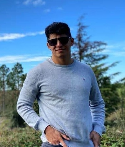 Renzo trabajando en el taller de LT Rugs